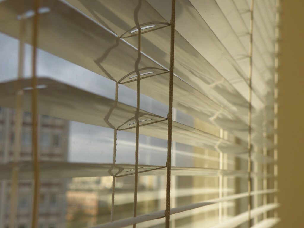 Persienner för fönstret ger svalt inomhusklimat 